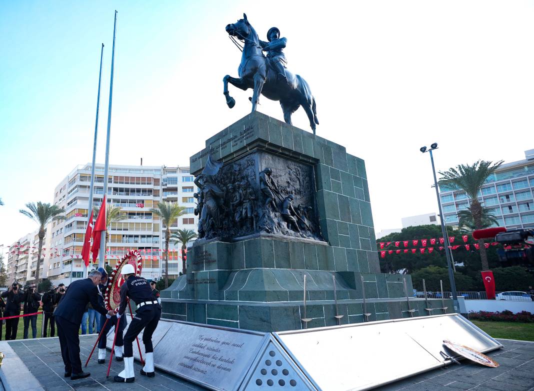 Atatürk’ü minnetle anıyoruz! Türkiye’de saat 9’u 5’geçe hayat durdu 47